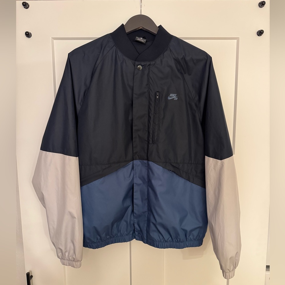 Limited Edition Nike SB Seasonal Skate Jacket / 2019 Nike Sportswear windbreaker